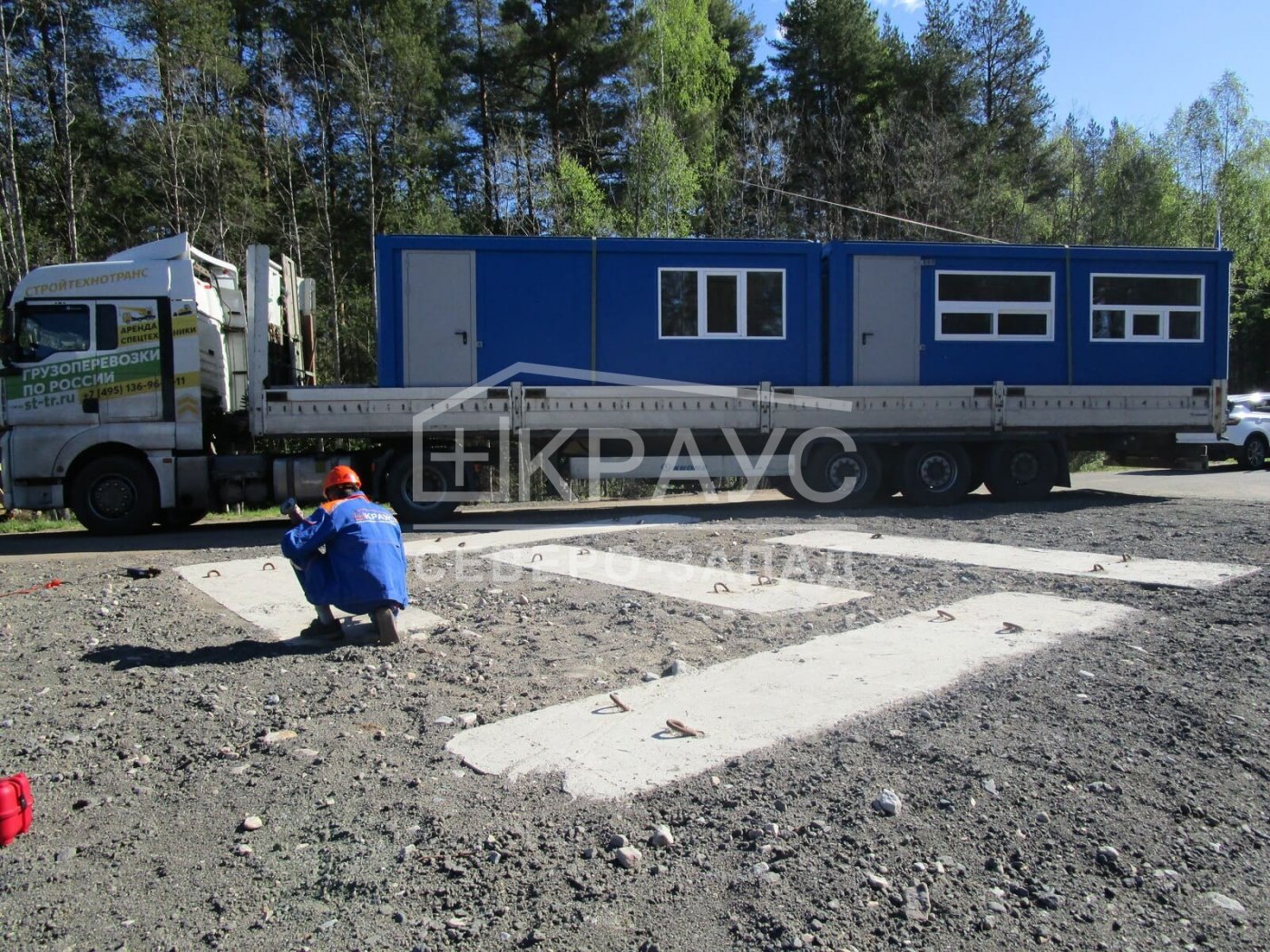 Подготовка основания под КПП в Карелии: железобетонные плиты уложены на выровненную щебёночную площадку