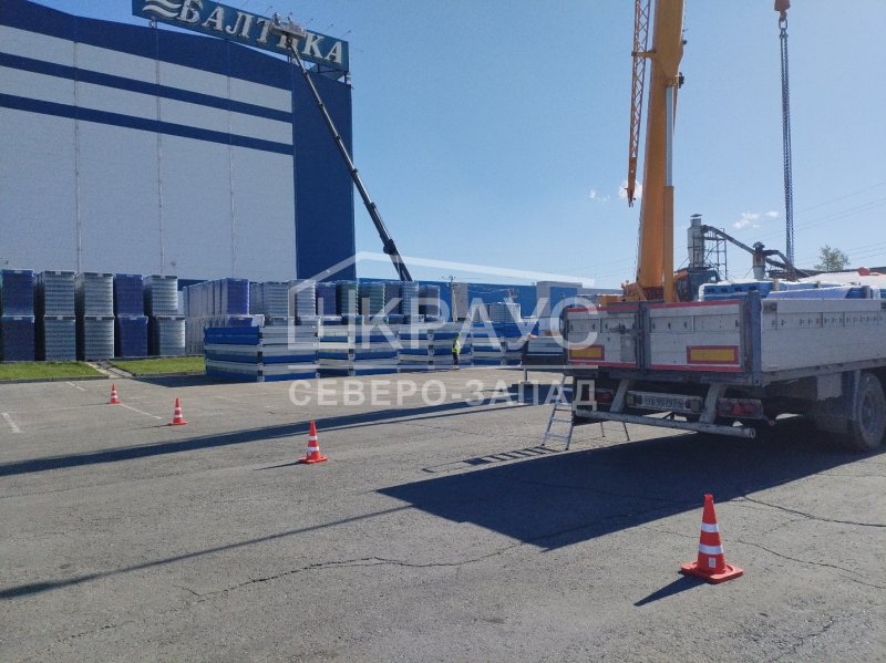 Началась разгрузка комплекта поставки для модульной прачечной на площадке заказчика — фото 1